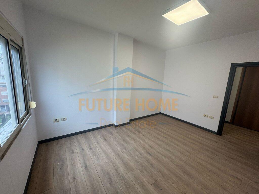 Shitet Apartament 2+1, Komuna e Parisit