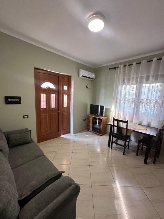 Il primo piano di una villa in via "Jordan Misja" è in affitto.