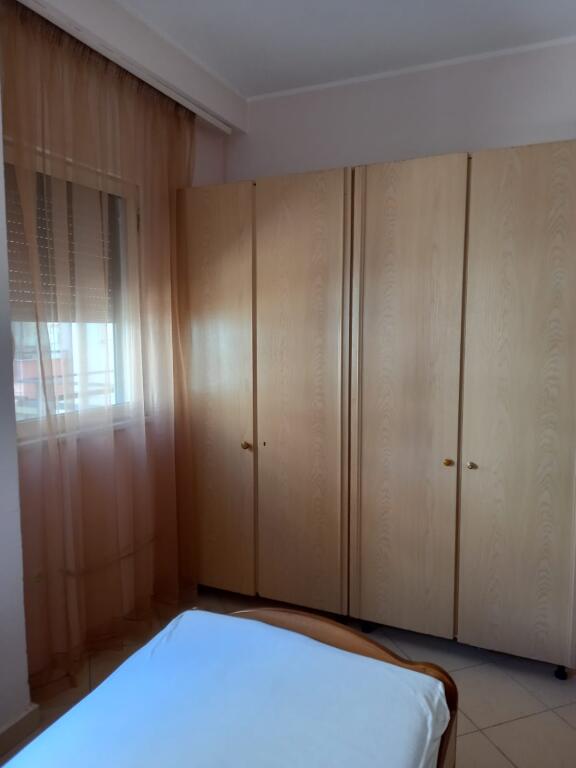 Në zonën e 5 Majit, Rr. Besim Fagu jepet me qera apartament 1+1, e mobiluar.450 Euro