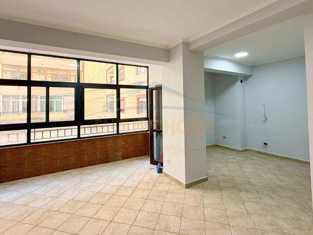 Shitet Apartament 3+1, Komuna e Parisit
