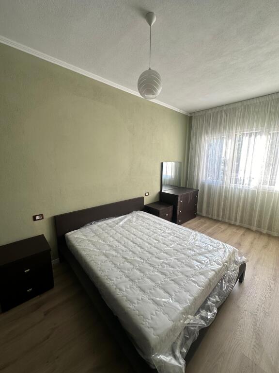 Il primo piano di una villa in via "Jordan Misja" è in affitto.