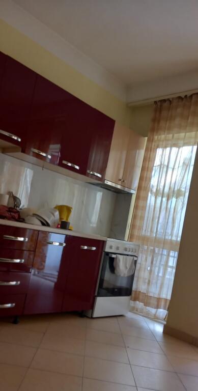 Në zonën e 5 Majit, Rr. Besim Fagu jepet me qera apartament 1+1, e mobiluar.450 Euro