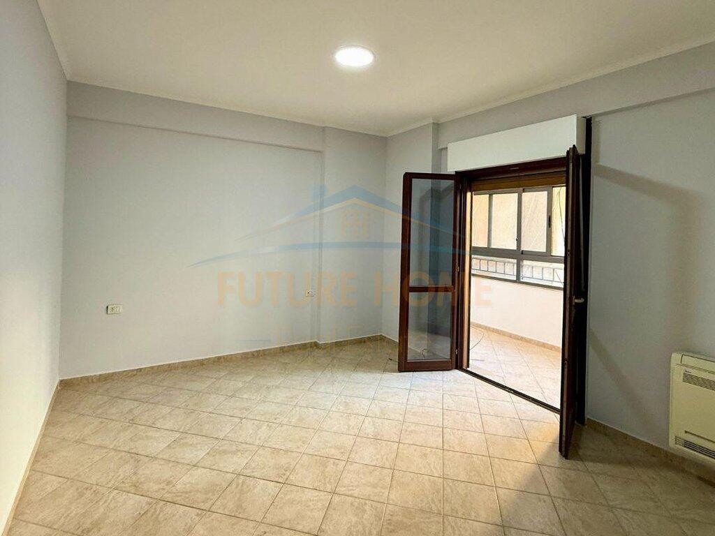 Shitet Apartament 3+1, Komuna e Parisit