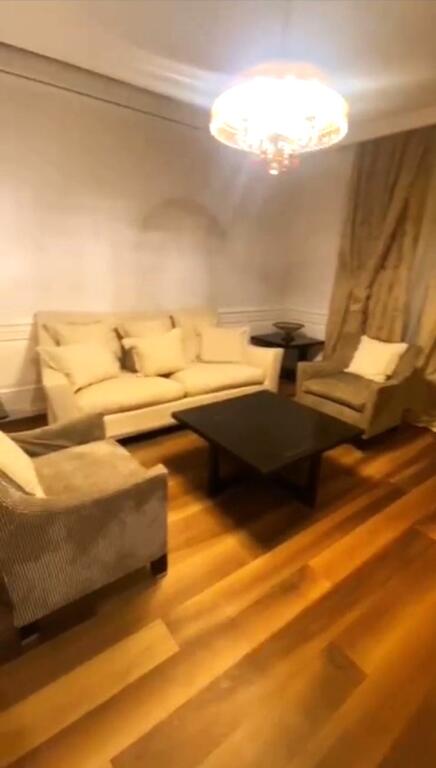 🏢Rruga Qemal Stafa, pranë Shkollës së Kuqe, jepet me qera apartament, 1+1, e mobiluar.