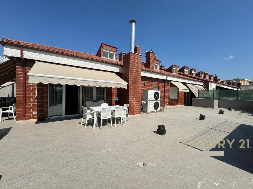 In affitto attico duplex 4+1+3 a Fresk, vicino al ristorante Fresk.