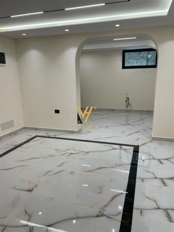 JEPET AMBIENT 80M2 ME QERA TE RRUGA E ELBASANIT