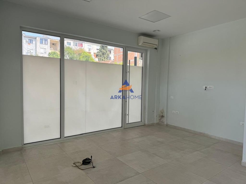 JEPET ME QERA AMBIENT BIZNESI 35M2 "TEK VASIL SHANTO".