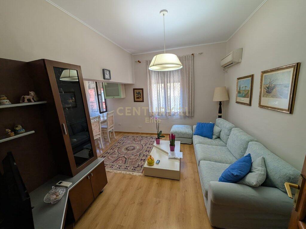 Apartament 2+1 për qira pranë stadiumit Dinamo.