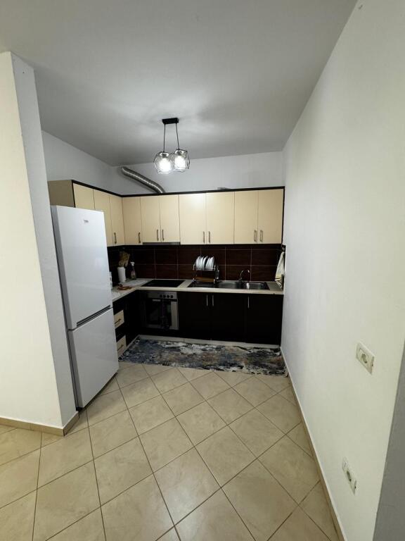 Shitet apartament 1+1 Fresk