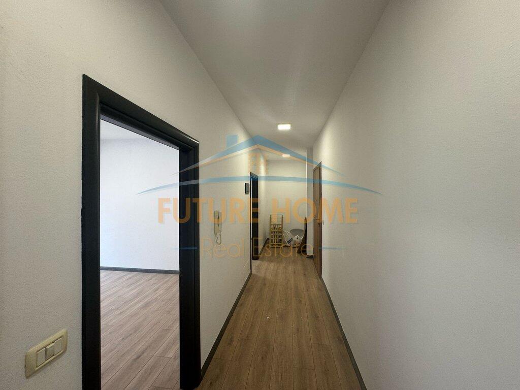 Shitet Apartament 2+1, Komuna e Parisit