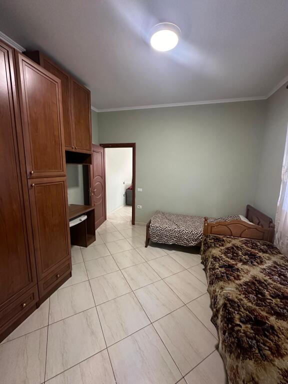 Il primo piano di una villa in via "Jordan Misja" è in affitto.