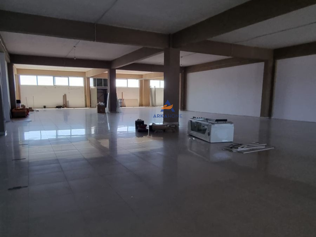 AFFITTASI UN CAPANNONE 900M2 "AUTOSTRADA TIRANA-DURRES".