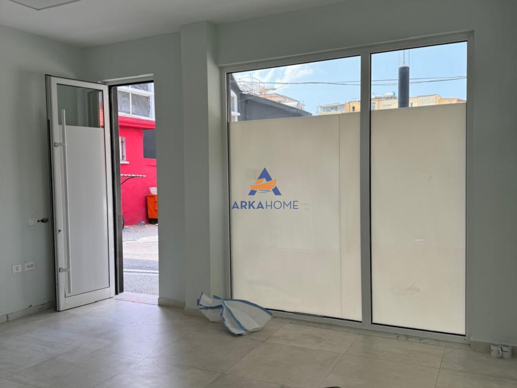 JEPET ME QERA AMBIENT BIZNESI 35M2 "TEK VASIL SHANTO".