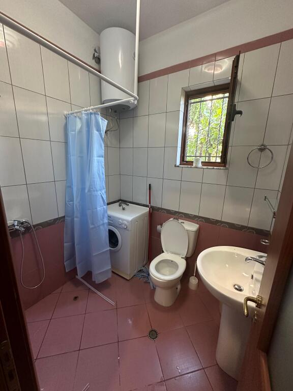 Il primo piano di una villa in via "Jordan Misja" è in affitto.