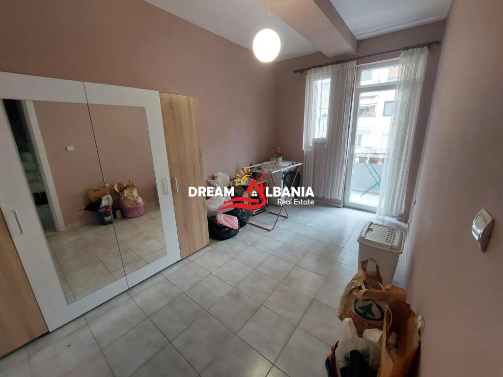 Vila me qera prane Shkolles se Baletit (ID 4251340)