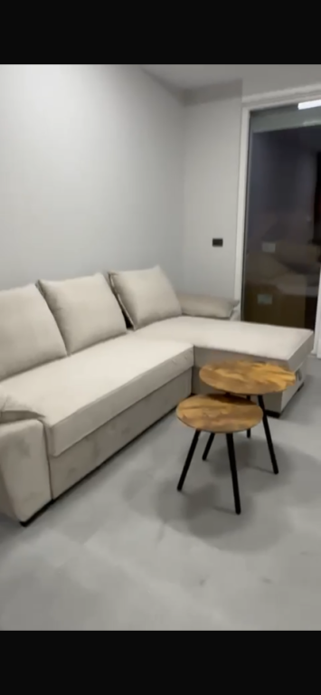 Një apartament 1+1 jepet me qera tek Shkolla Bashkuar