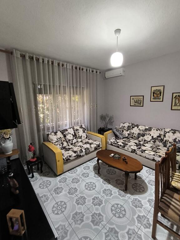 Ne zonen e Don Boskos prane Bar-Piceri Herdi, kati i I-re i nje vile1+1,i mobiluar jepet me qera. 420 Euro