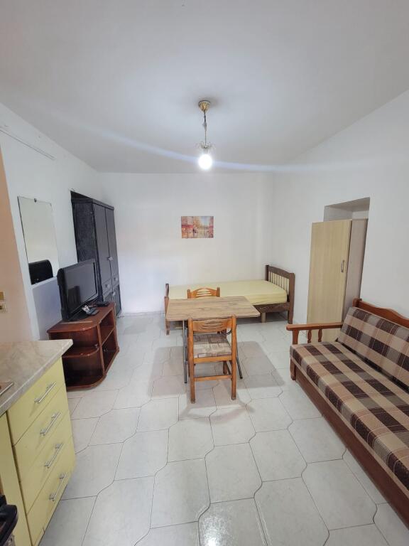 Garsionere me qira prane shkolles Xhezmi delli 