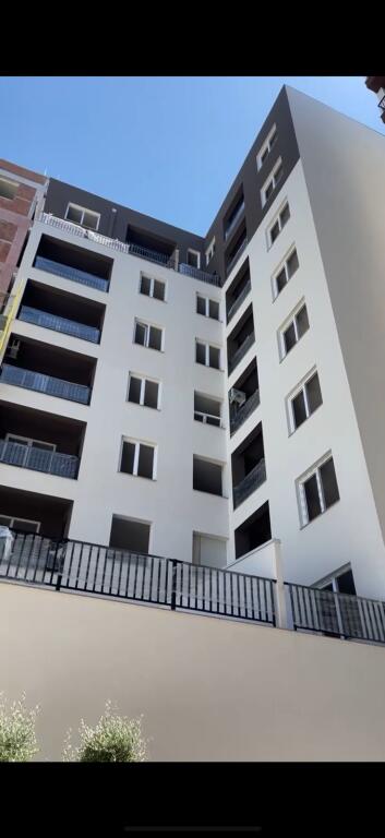 Apartment 1+1 for sale in Kamez