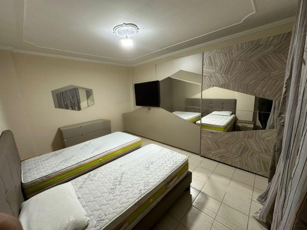 Një apartament 1+1 jepet me qera pranë Kopshtit Zoologjik.