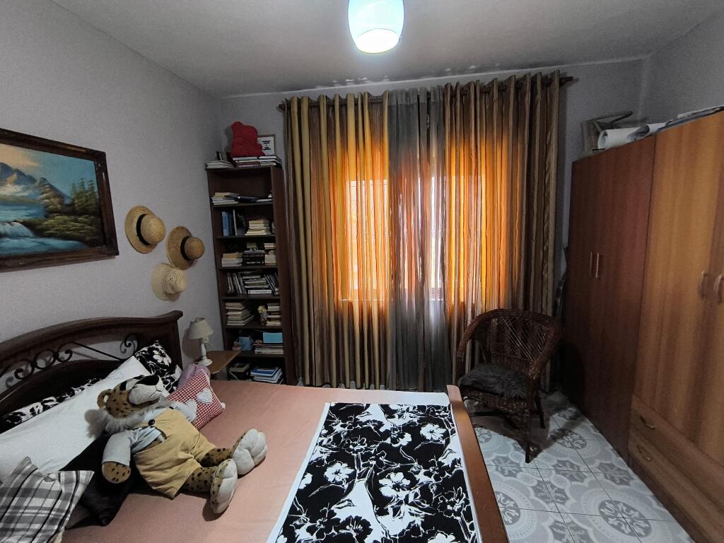 Ne zonen e Don Boskos prane Bar-Piceri Herdi, kati i I-re i nje vile1+1,i mobiluar jepet me qera. 420 Euro