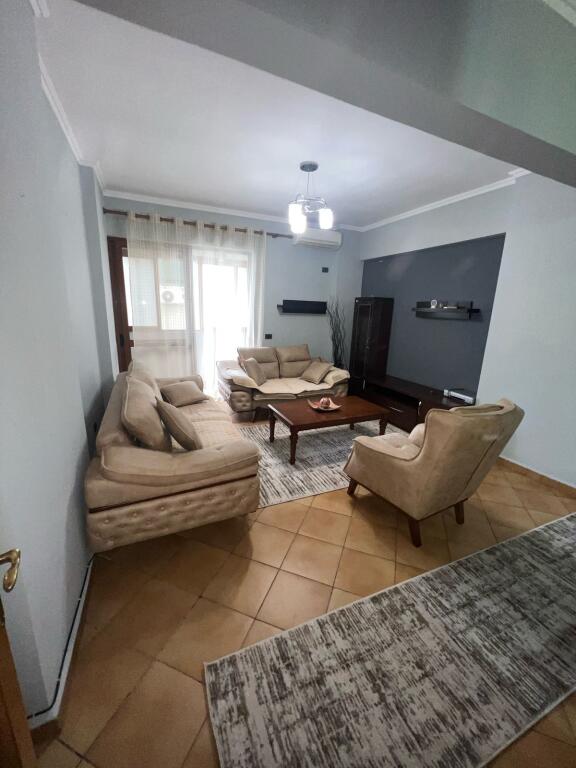 Apartament me qera 3+1 te Komuna e Parisit!