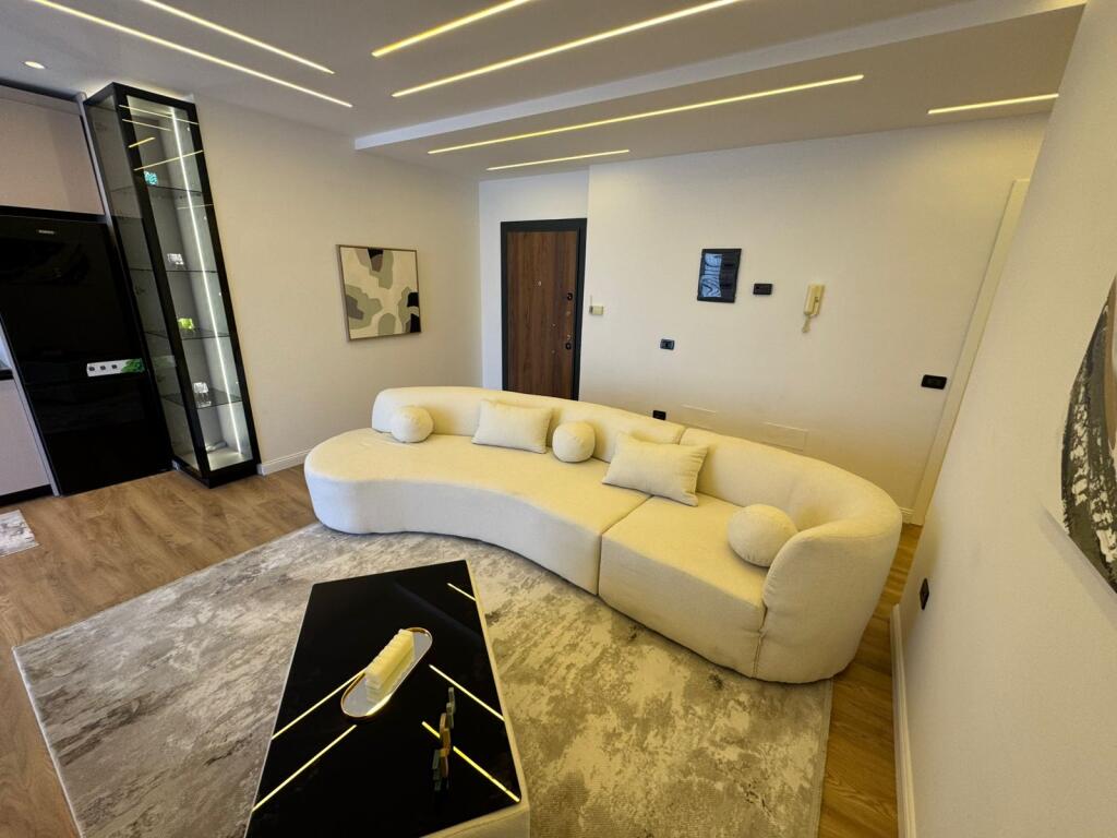 Shitet apartament 2+1+2 - Rruga e Kosovareve