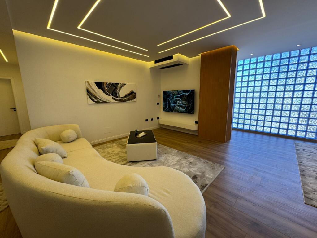 Shitet apartament 2+1+2 - Rruga e Kosovareve