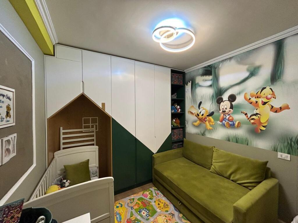 Në zonën e Yzberishtit, pranë Luis Bar, jepet me qera apartament 2+1, i mobiluar. 500Euro
