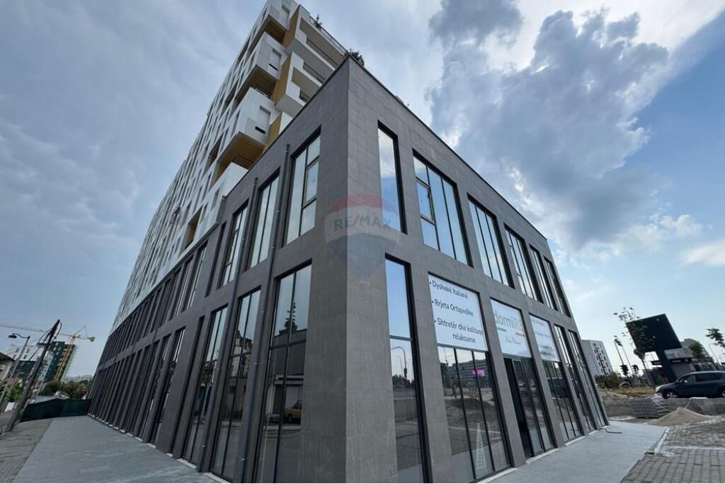 EXCLUSIVE! In the area of Lapraka on Dritan Hoxha street, a business space is offered for rent on the ground floor.