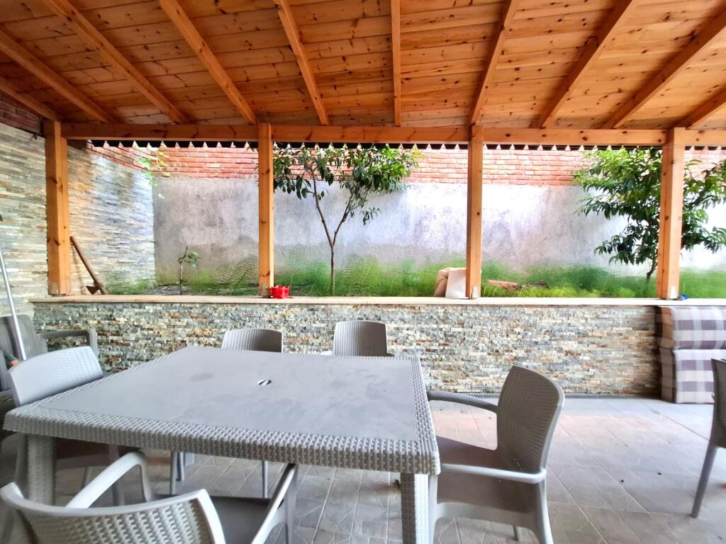 Apartament me qera hera e parë (130m2) 1+1 me verandë 📍Rruga elbasanit/ Fakulteti ekonmik (përfshirë 1 post parkimi)
