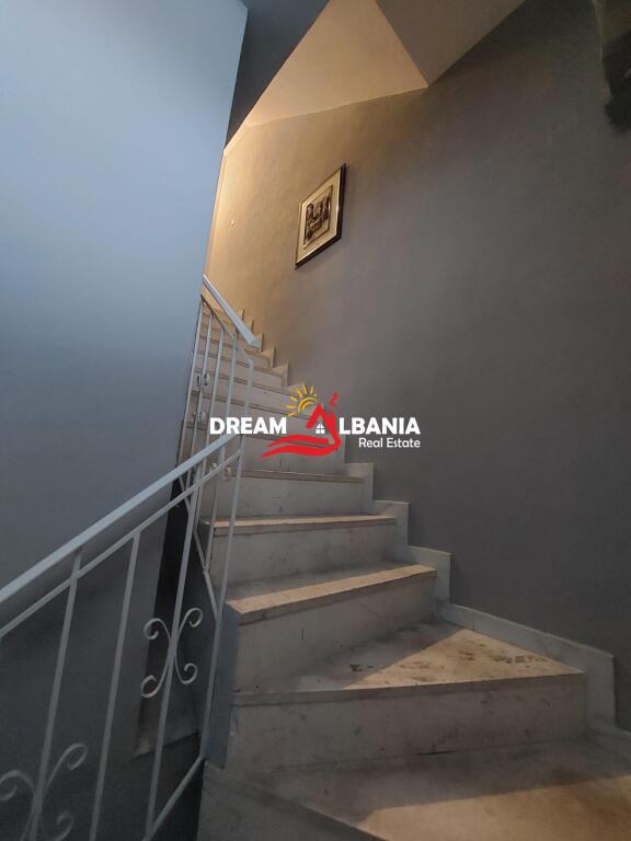 Vila me qera prane Shkolles se Baletit (ID 4251340)