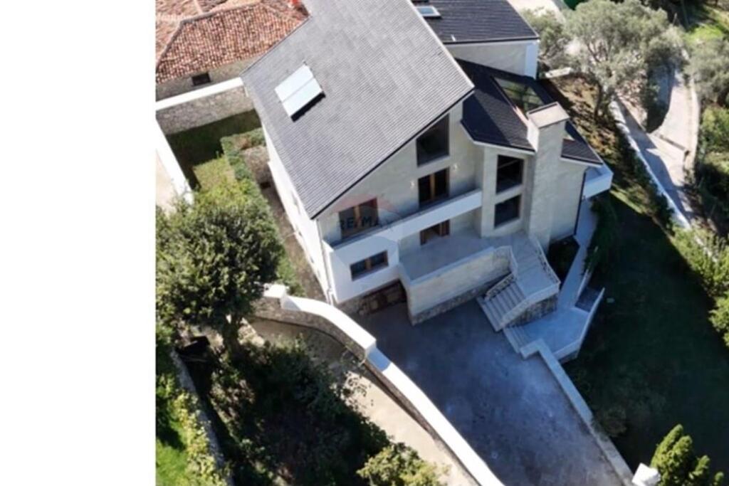 Villa in affitto, Petrele