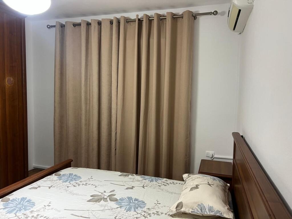 Përballë Kompleksit Delijorgji, Rr. Irfan Tomini jepet me qera apartament 2+1 e mobiluar. 50,000 Leke