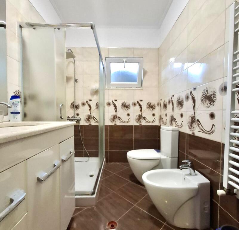 Apartament me qera hera e parë (130m2) 1+1 me verandë 📍Rruga elbasanit/ Fakulteti ekonmik (përfshirë 1 post parkimi)