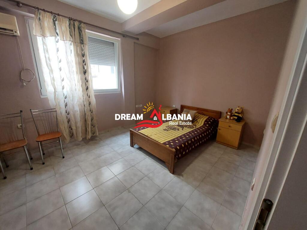 Vila me qera prane Shkolles se Baletit (ID 4251340)