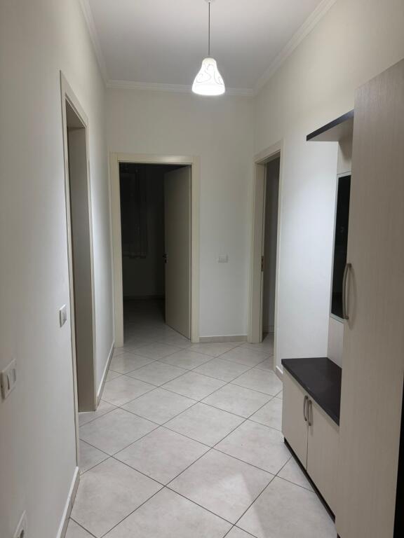Apartament 2+1+2 për qira, pranë xhamisë kopshti botanik.