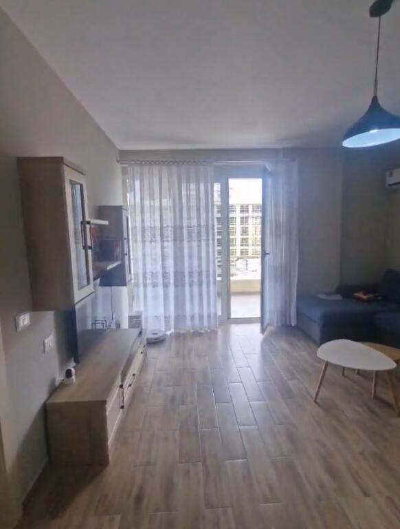 Apartament  për qira 1+1 + 1 vend parkimi (Fusha e aviacionit)