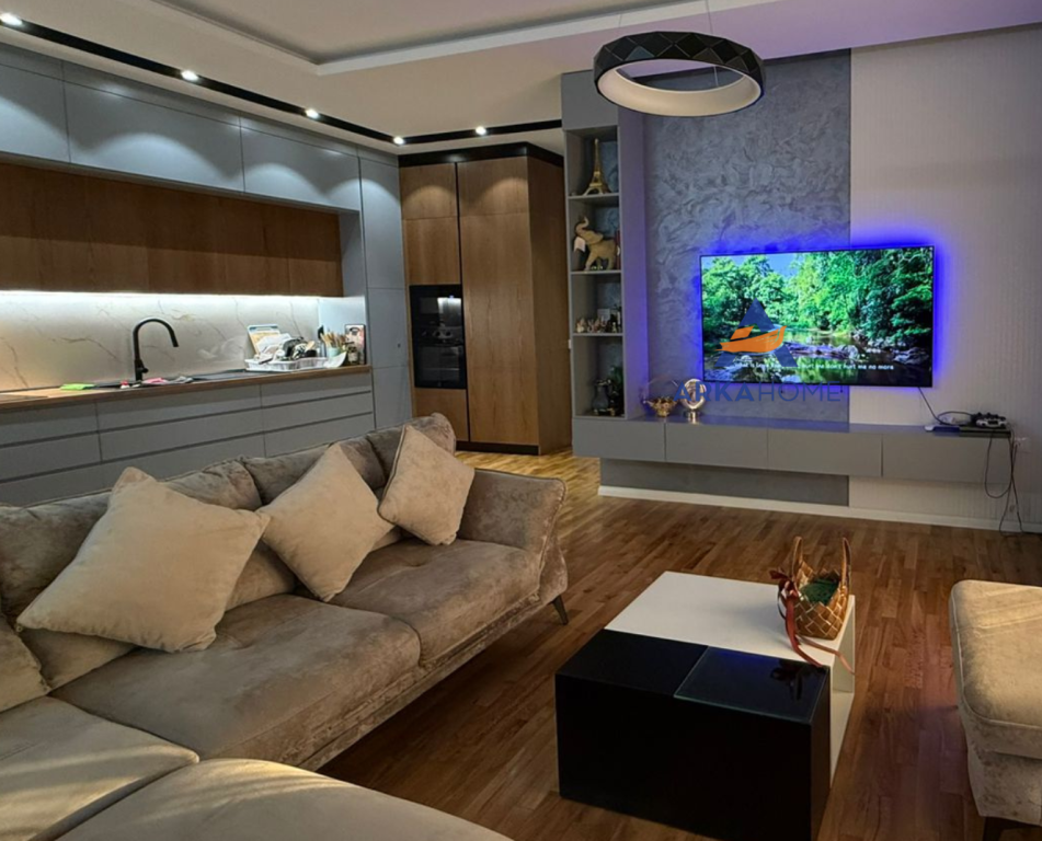 SHITET APARTAMENT (PENTHOUSE) 170M2 "QESARAK".