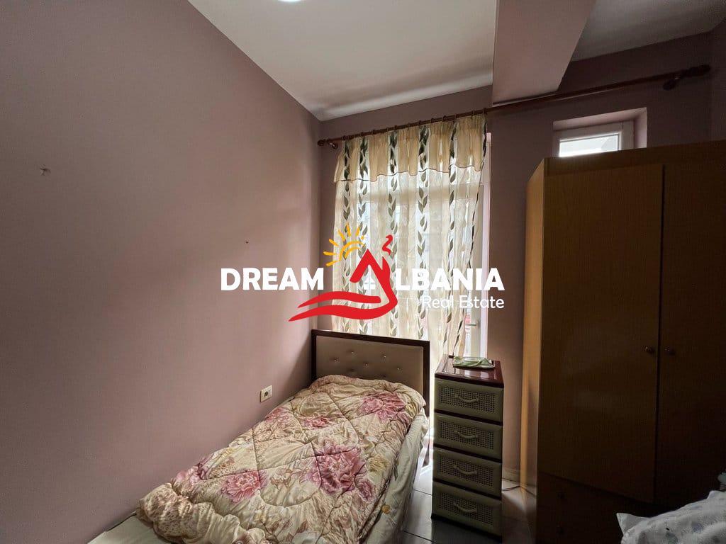 Vila me qera prane Shkolles se Baletit (ID 4251340)