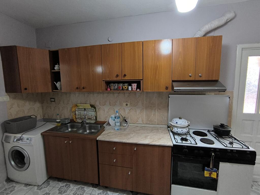 Apartament 1+1 për Qira – Rruga Albanopoli (Vilë Private)