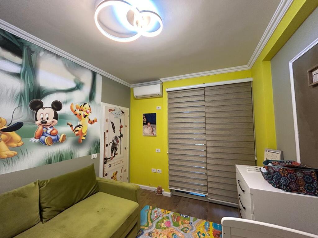 Në zonën e Yzberishtit, pranë Luis Bar, jepet me qera apartament 2+1, i mobiluar. 500Euro