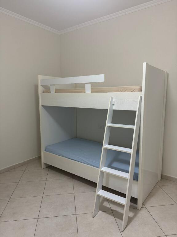 Apartament 2+1+2 për qira, pranë xhamisë kopshti botanik.
