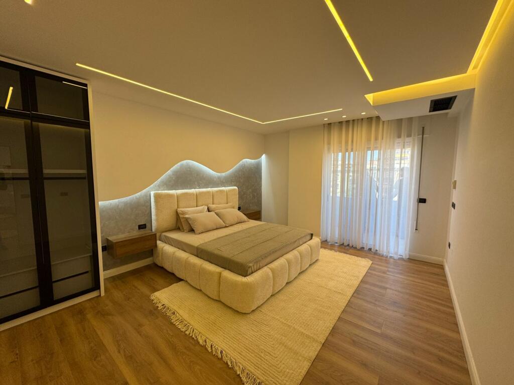 Shitet apartament 2+1+2 - Rruga e Kosovareve