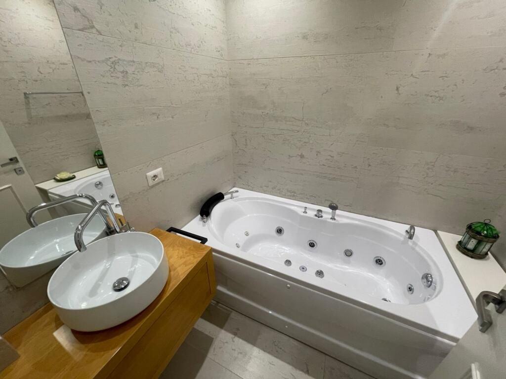 shitet super apartament 3+1+2 +lavanteri tek Komuna e Parisit, buze rruges kryesore.