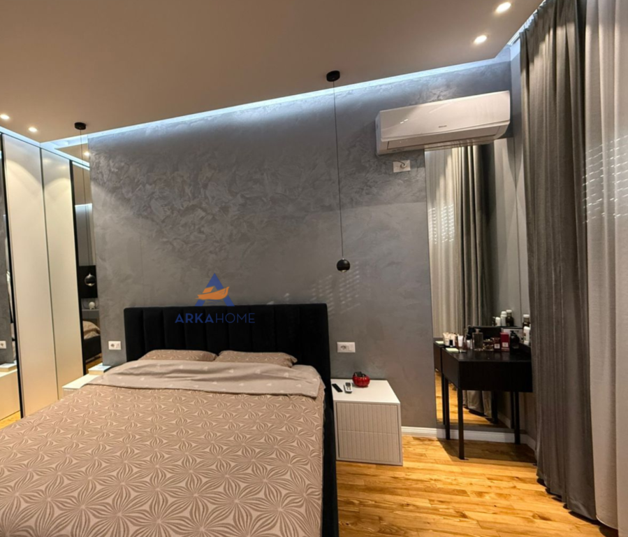 SHITET APARTAMENT (PENTHOUSE) 170M2 "QESARAK".