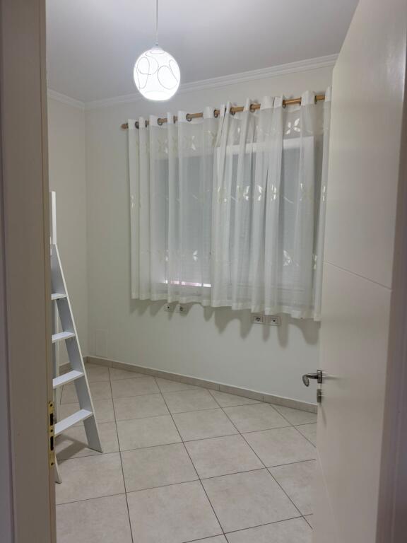 Apartament 2+1+2 për qira, pranë xhamisë kopshti botanik.