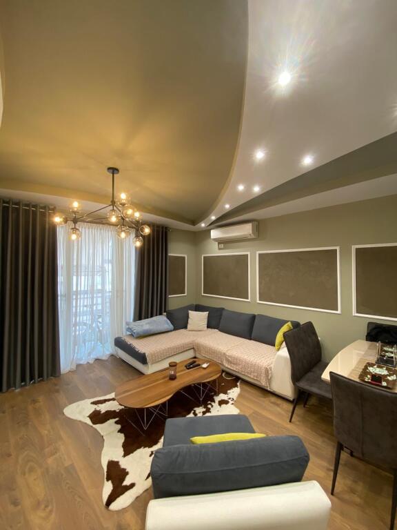 Në zonën e Yzberishtit, pranë Luis Bar, jepet me qera apartament 2+1, i mobiluar. 500Euro