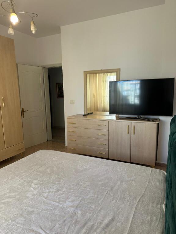 Në zonën e Komunës së Parisit pranë Restorantit Delishfish, jepet me qera apartament. 750Euro
