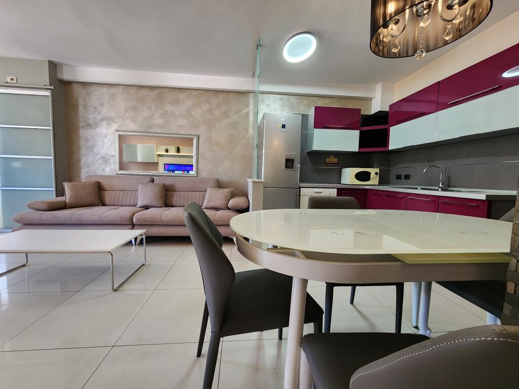 Apartament me qira: 3+1 & 2 ballkone 📍Qendër/ pazari ri (100 m2)